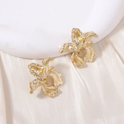 Charming Gold Earring for Any Occasion