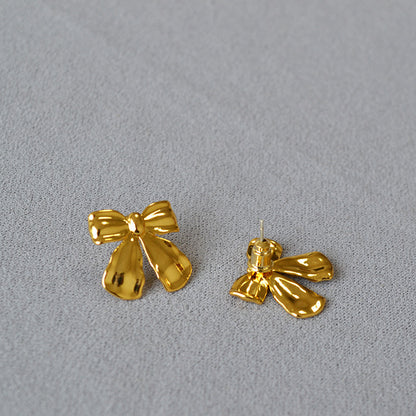 Romantic Gold Earring for Special Moments