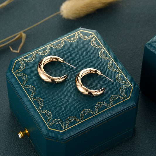 Classic Gold Earring with Timeless Appeal