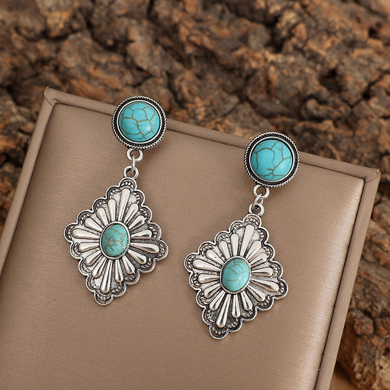 Charming Silver Earring for Any Occasion
