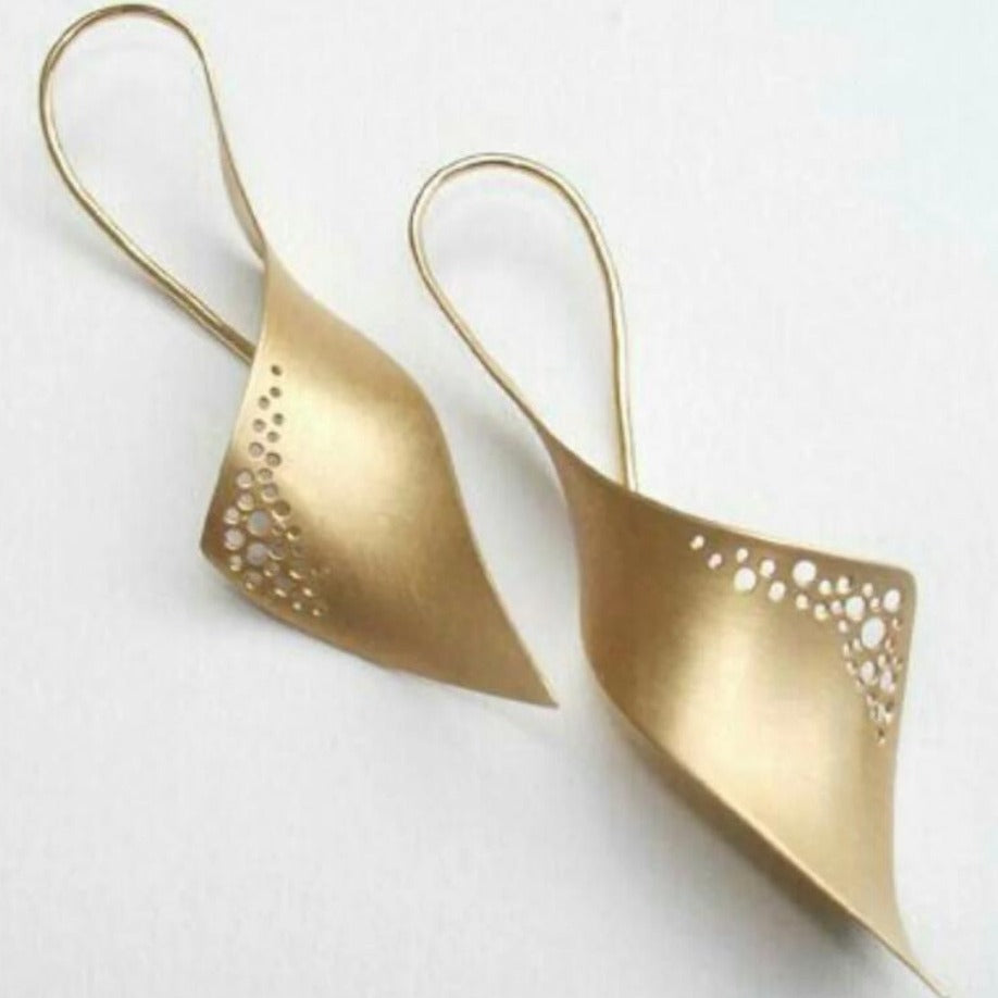 Romantic Gold Earring for Special Moments