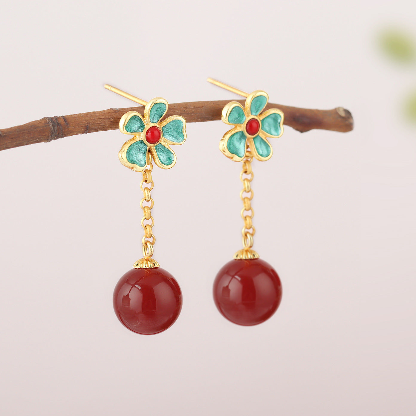 Charming Gold Earring for Any Occasion