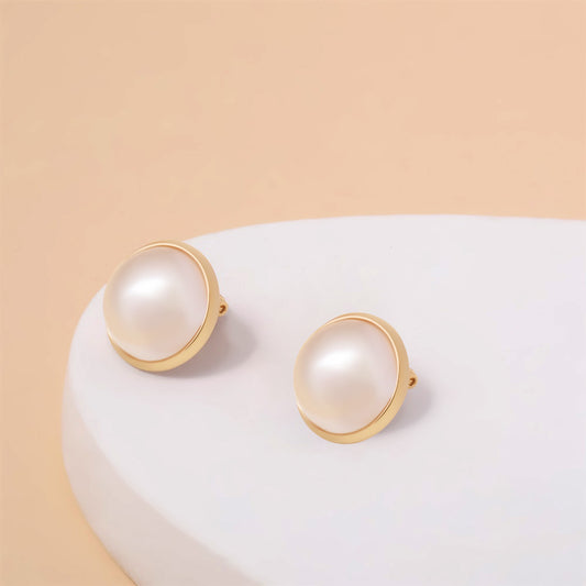 Charming Gold Earring for Any Occasion