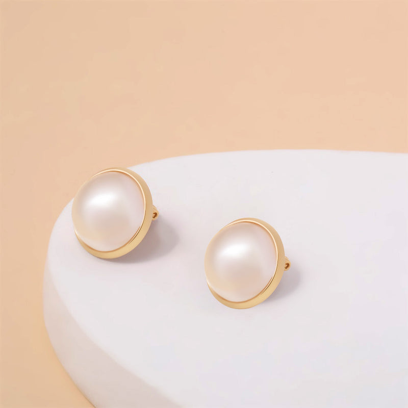 Charming Gold Earring for Any Occasion