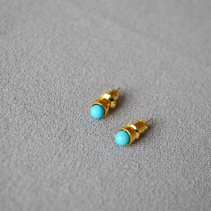 Classic Gold Earring with Timeless Appeal