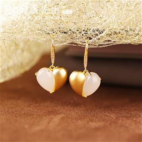 Classic Gold Earring with Timeless Appeal