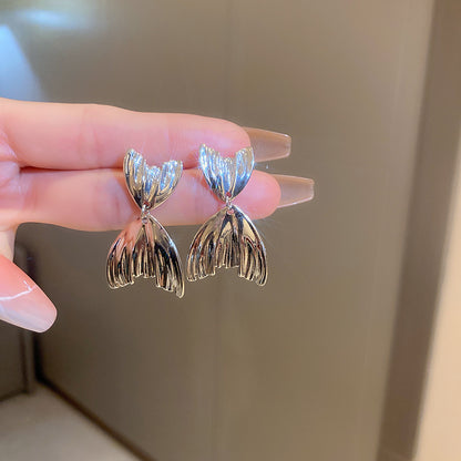 Charming Silver Earring for Any Occasion
