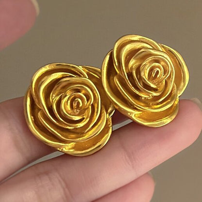 Charming Gold Earring for Any Occasion