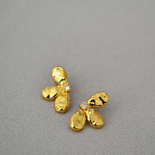 Charming Gold Earring for Any Occasion