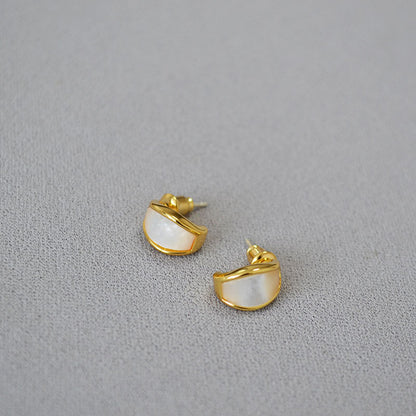Classic Gold Earring with Timeless Appeal