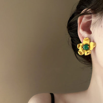 Charming Gold Earring for Any Occasion