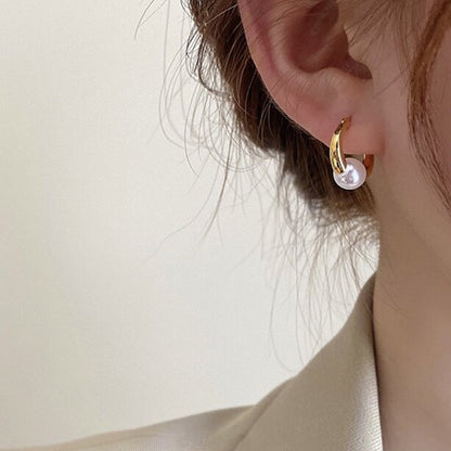 Classic Pearl Earring with Timeless Appeal
