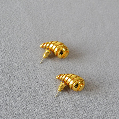 Charming Gold Earring for Any Occasion