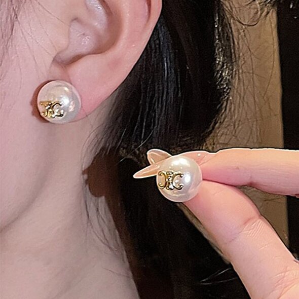 Classic Pearl Earring with Timeless Appeal