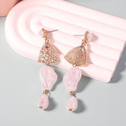 Charming Gold Earring for Any Occasion