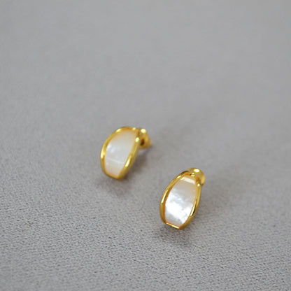 Classic Gold Earring with Timeless Appeal