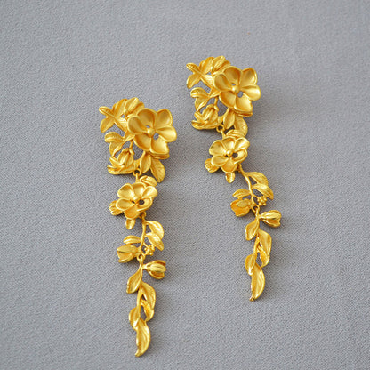 Classic Gold Earring with Timeless Appeal