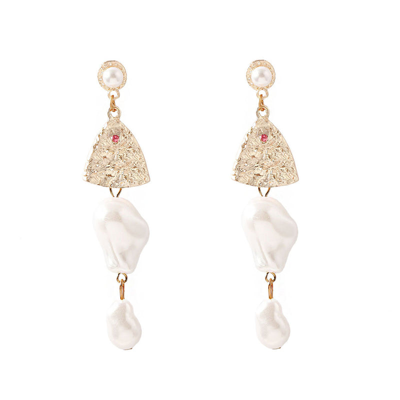 Charming Gold Earring for Any Occasion