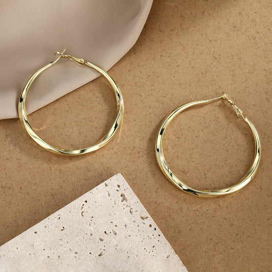 Classic Gold Earring with Timeless Appeal