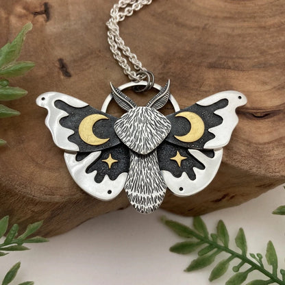 Classic Silver Necklace with Timeless Appeal