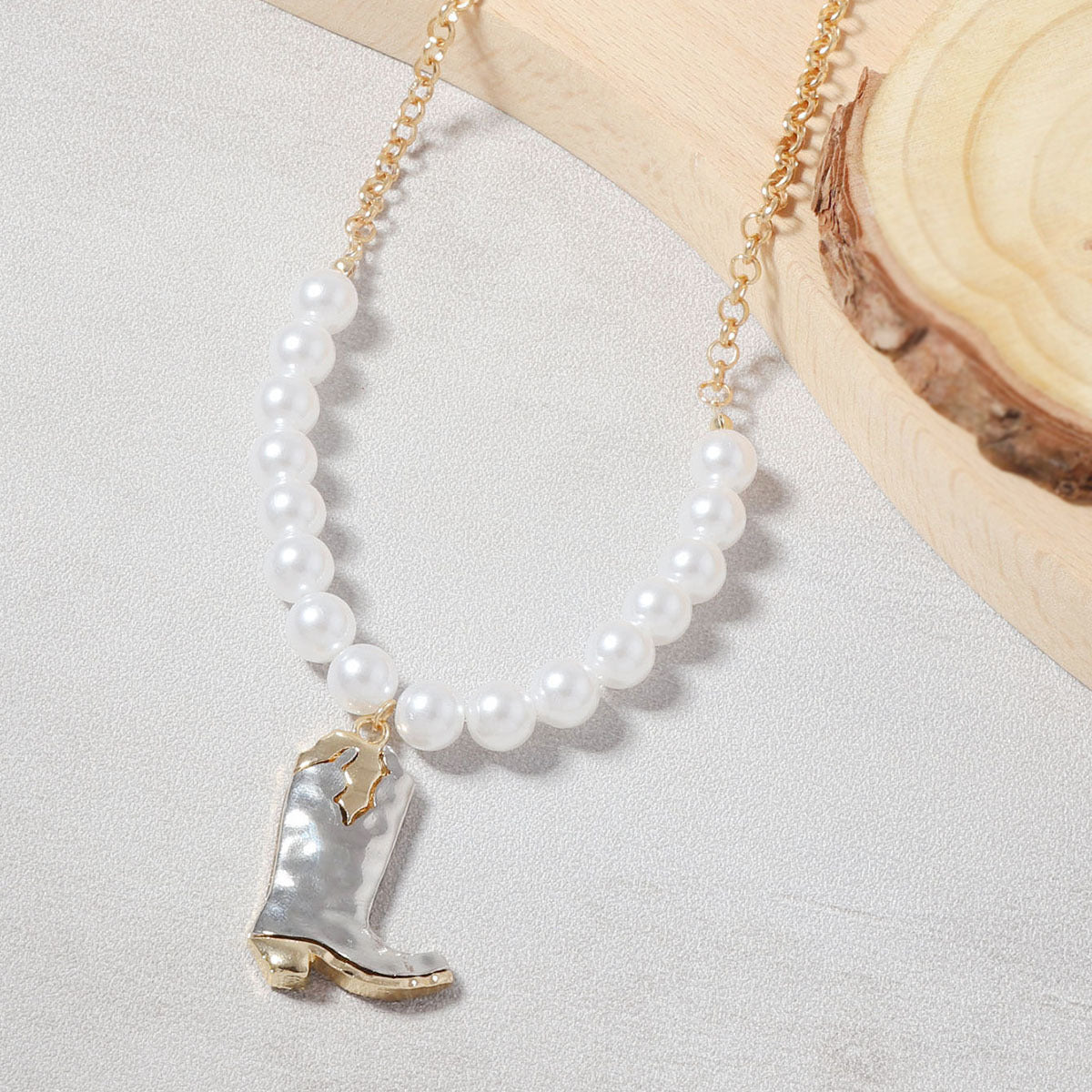 Beautiful Pearl Necklace with Unique Style