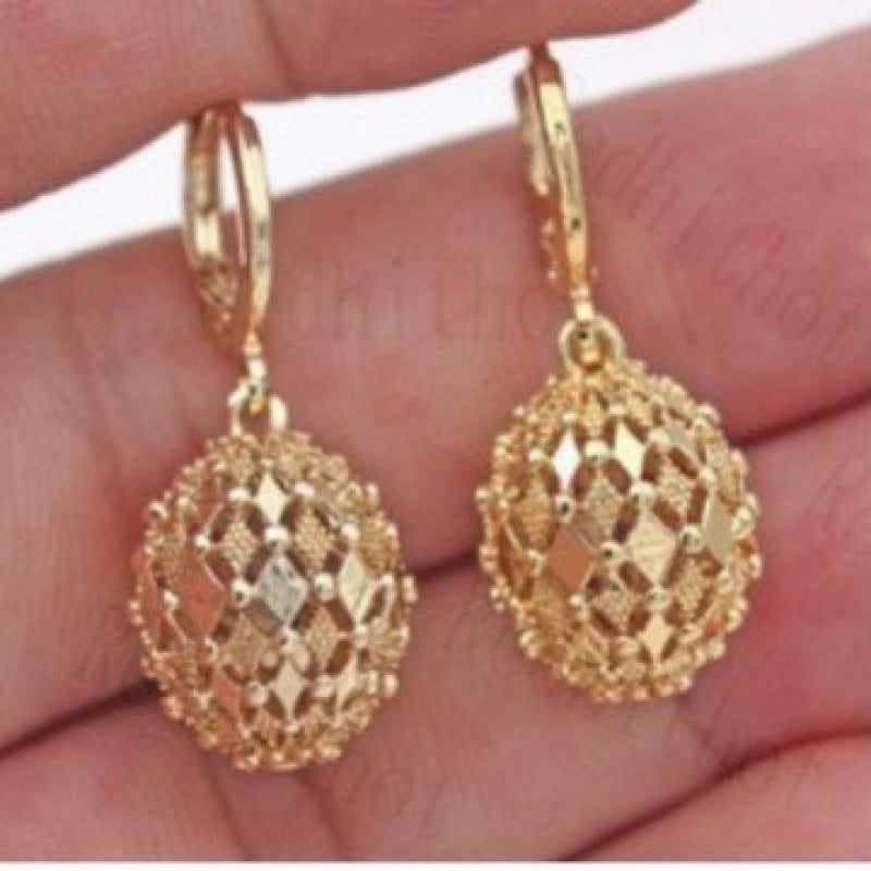 Classic Gold Earring with Timeless Appeal