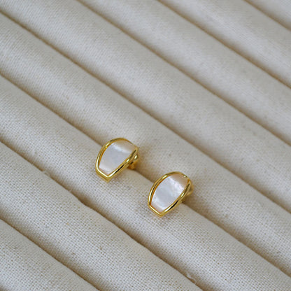 Classic Gold Earring with Timeless Appeal