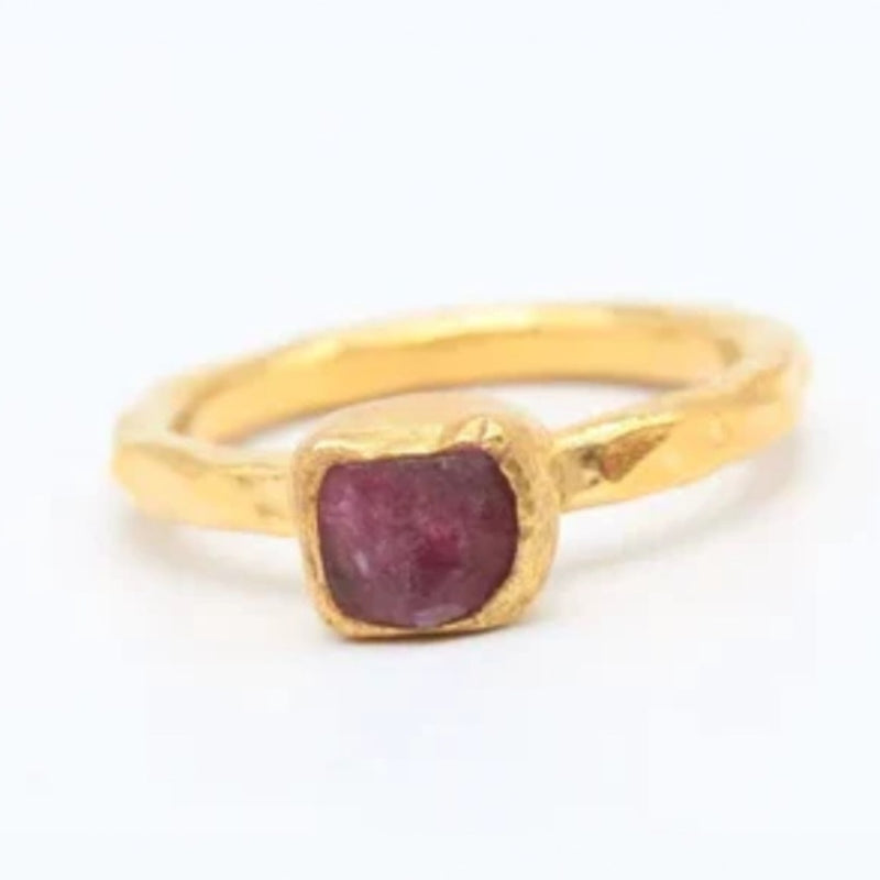 Classic Gold Ring with Timeless Appeal