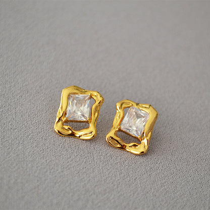 Classic Gold Earring with Timeless Appeal
