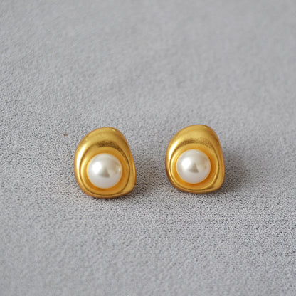 Charming Gold Earring for Any Occasion