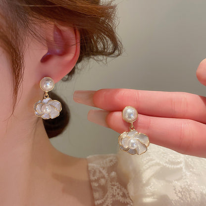 Classic Pearl Earring with Timeless Appeal