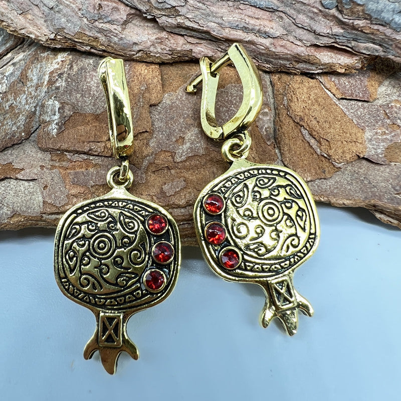 Classic Gold Earring with Timeless Appeal