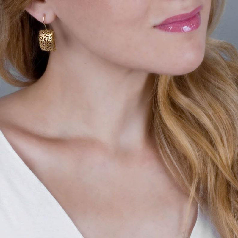Romantic Gold Earring for Special Moments
