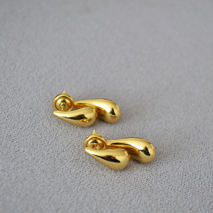 Classic Gold Earring with Timeless Appeal