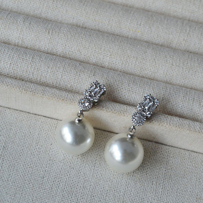 Beautiful Silver Earring with Unique Style