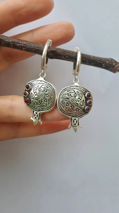 Classic Gold Earring with Timeless Appeal