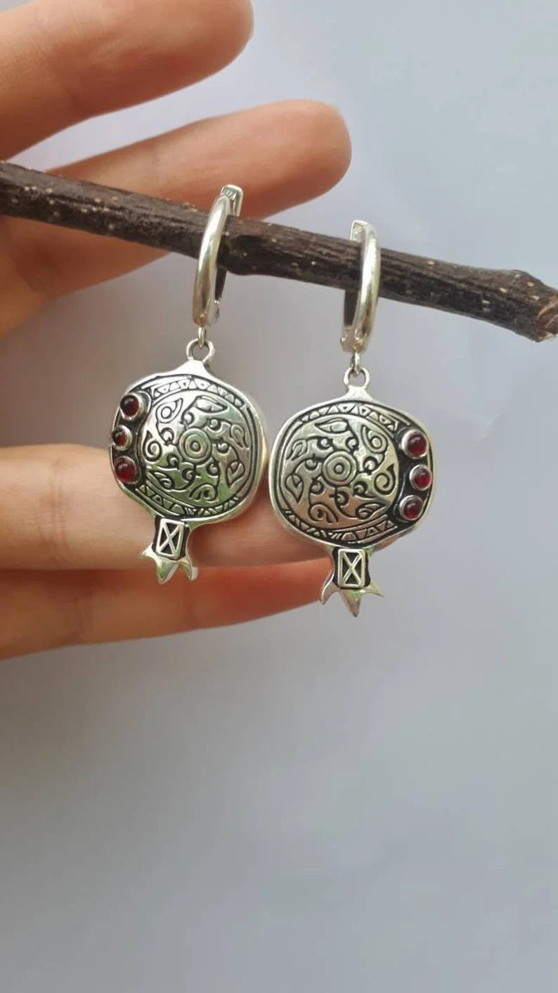 Classic Gold Earring with Timeless Appeal