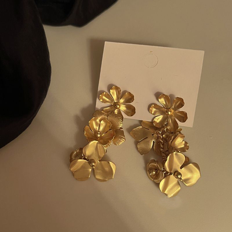 Charming Gold Earring for Any Occasion