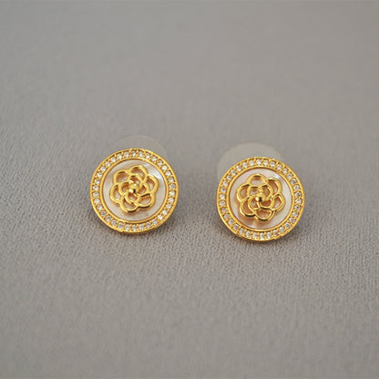 Classic Gold Earring with Timeless Appeal