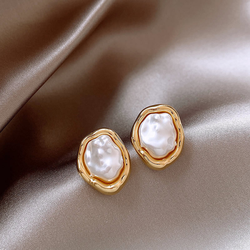 Classic Pearl Earring with Timeless Appeal