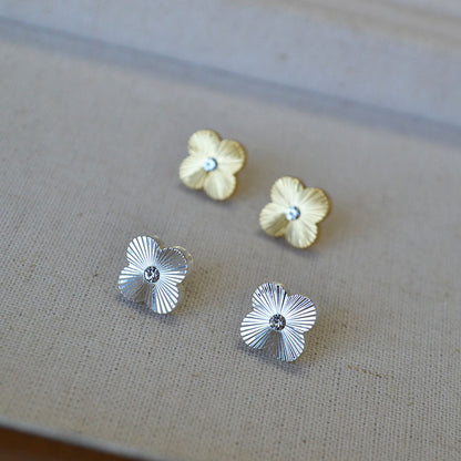 Romantic Gold Earring for Special Moments