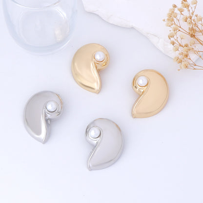 Classic Pearl Earring with Timeless Appeal