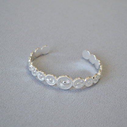Classic Gold Bracelet with Timeless Appeal