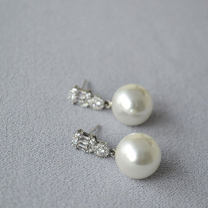 Beautiful Silver Earring with Unique Style