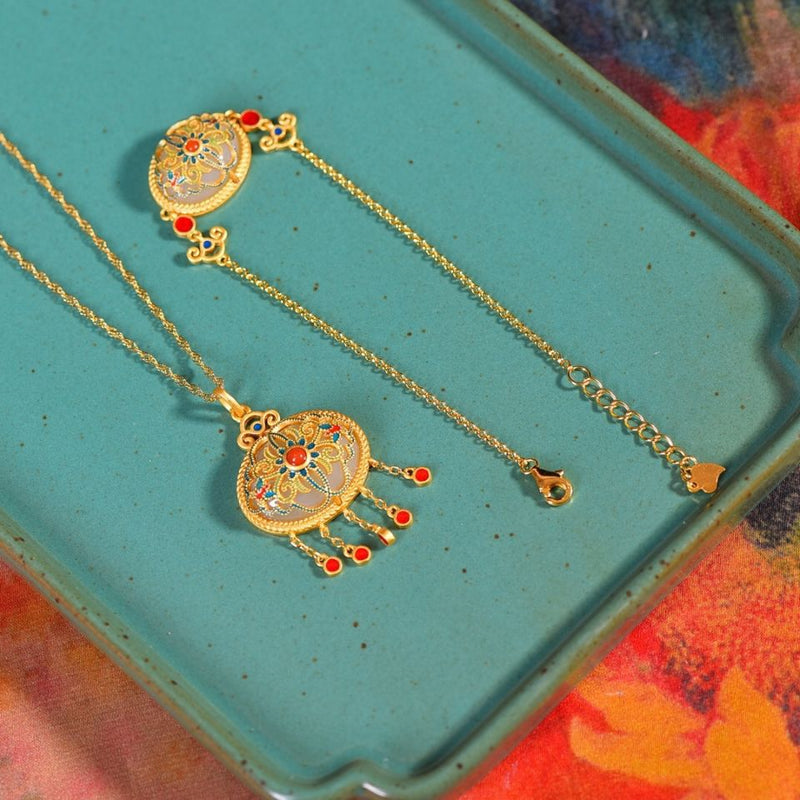 Beautiful Gold Set with Unique Style