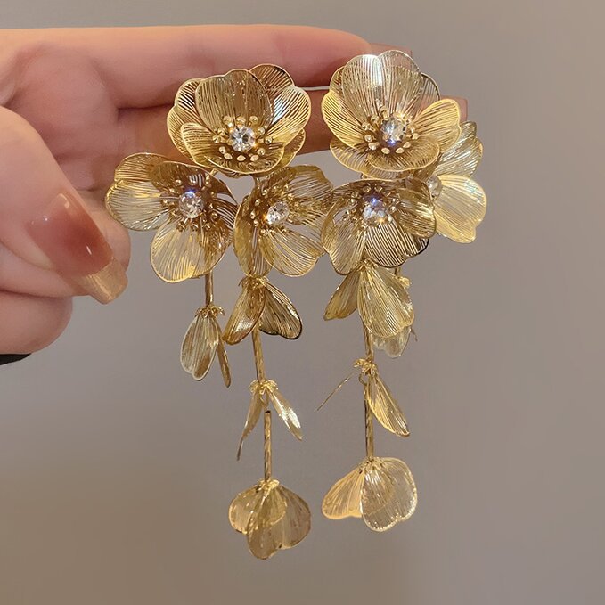 Elegant Gold Earring for Every Occasion
