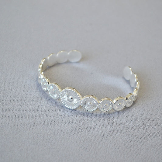 Classic Gold Bracelet with Timeless Appeal