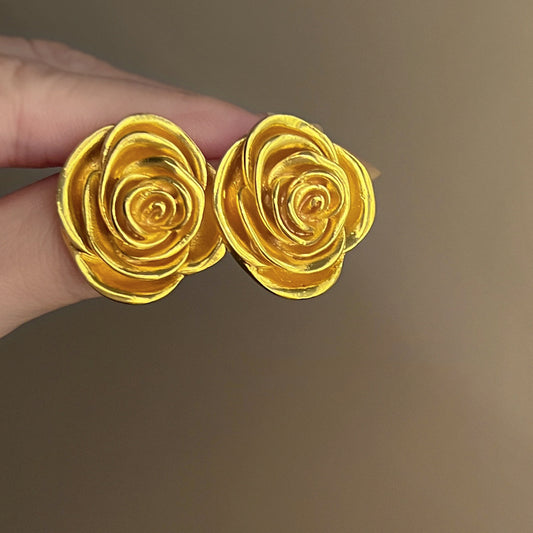 Charming Gold Earring for Any Occasion