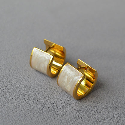Classic Gold Earring with Timeless Appeal