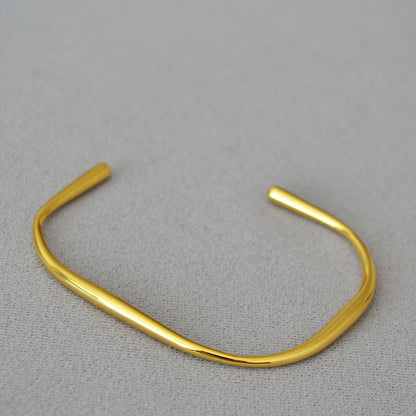 Classic Gold Bracelet with Timeless Appeal